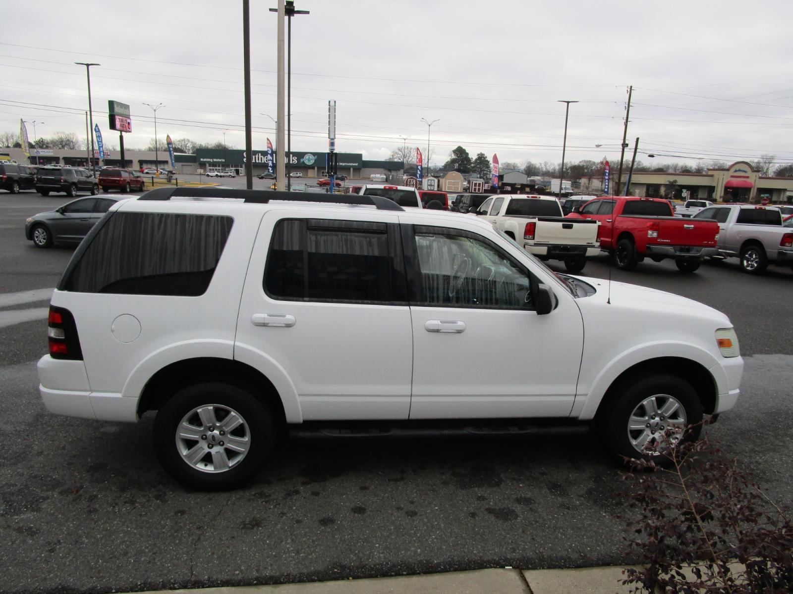 2010 WHITE Ford Explorer XLT 4.0L 2WD (1FMEU6DE1AU) with an 4.0L V6 SOHC 16V engine, 5-Speed Automatic transmission, located at 1814 Albert Pike Road, Hot Springs, AR, 71913, (501) 623-1717, 34.494228, -93.094070 - Photo #6